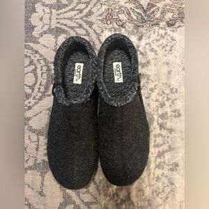 Earth Charcoal Wool Footwear